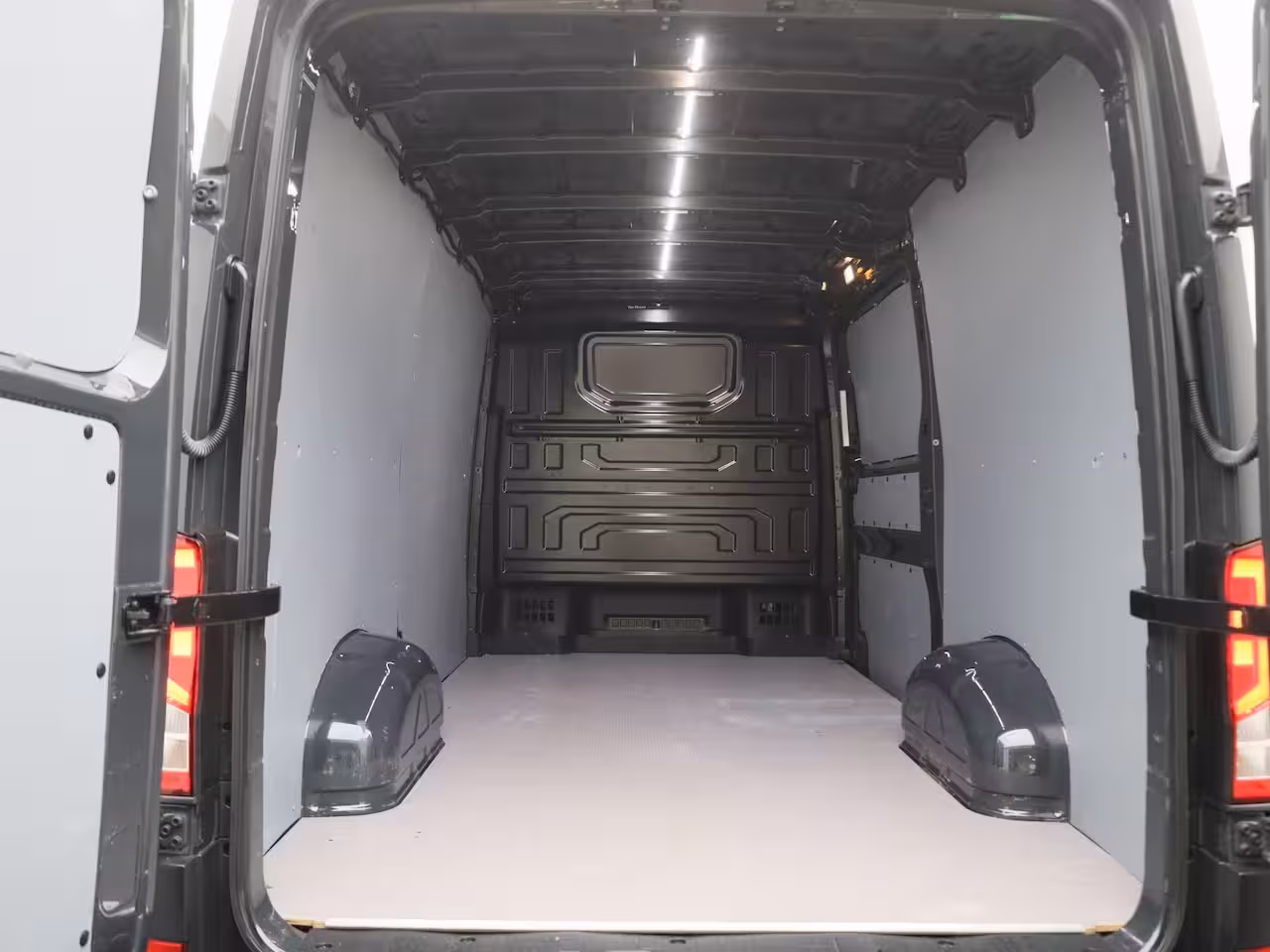 Volkswagen Crafter 2.0 TDI L3H2 140PK | Airco | Navigatie | Achteruitrijcamera | Parkeersensoren Voor + Achte