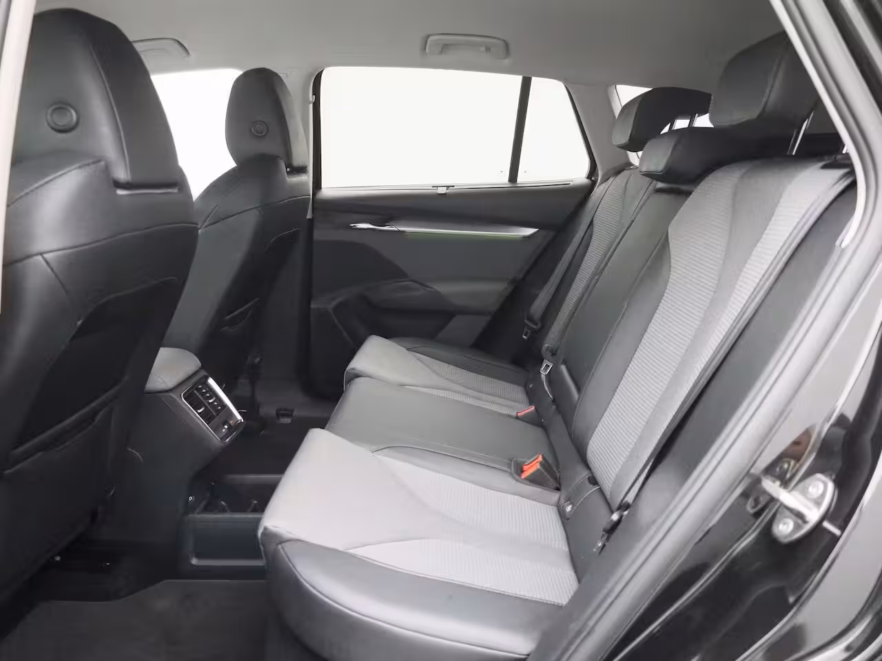 Skoda Enyaq iV 80 Business Edition | SOH 97, 66 % | NAVIGATIE | STOEL-STUURWIELVERWARMING | CAMERA |