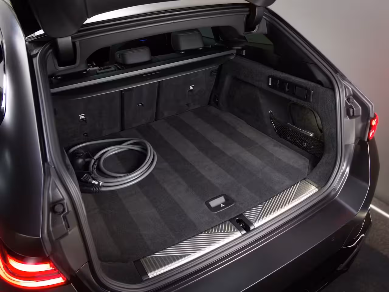 BMW 5-serie Touring 550e xDrive M-Sport (MAXTON, 4-WIELBESTURING, PANO, HARMAN/KARDON, STOELVENTILATIE, HEAD-U