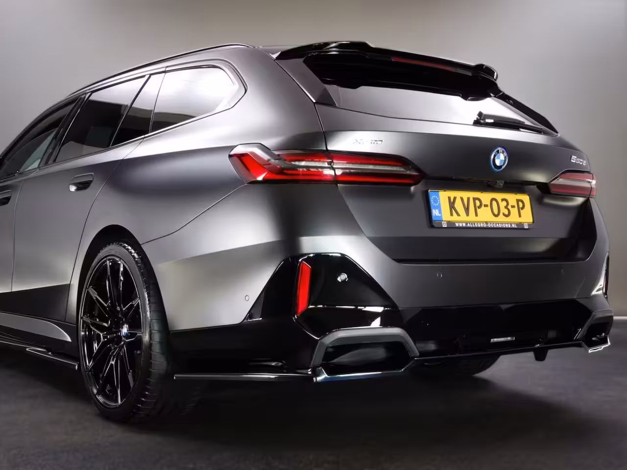 BMW 5-serie Touring 550e xDrive M-Sport (MAXTON, 4-WIELBESTURING, PANO, HARMAN/KARDON, STOELVENTILATIE, HEAD-U
