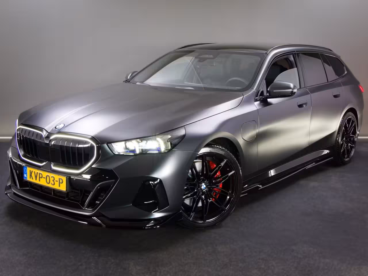 BMW 5-serie Touring 550e xDrive M-Sport (MAXTON, 4-WIELBESTURING, PANO, HARMAN/KARDON, STOELVENTILATIE, HEAD-U