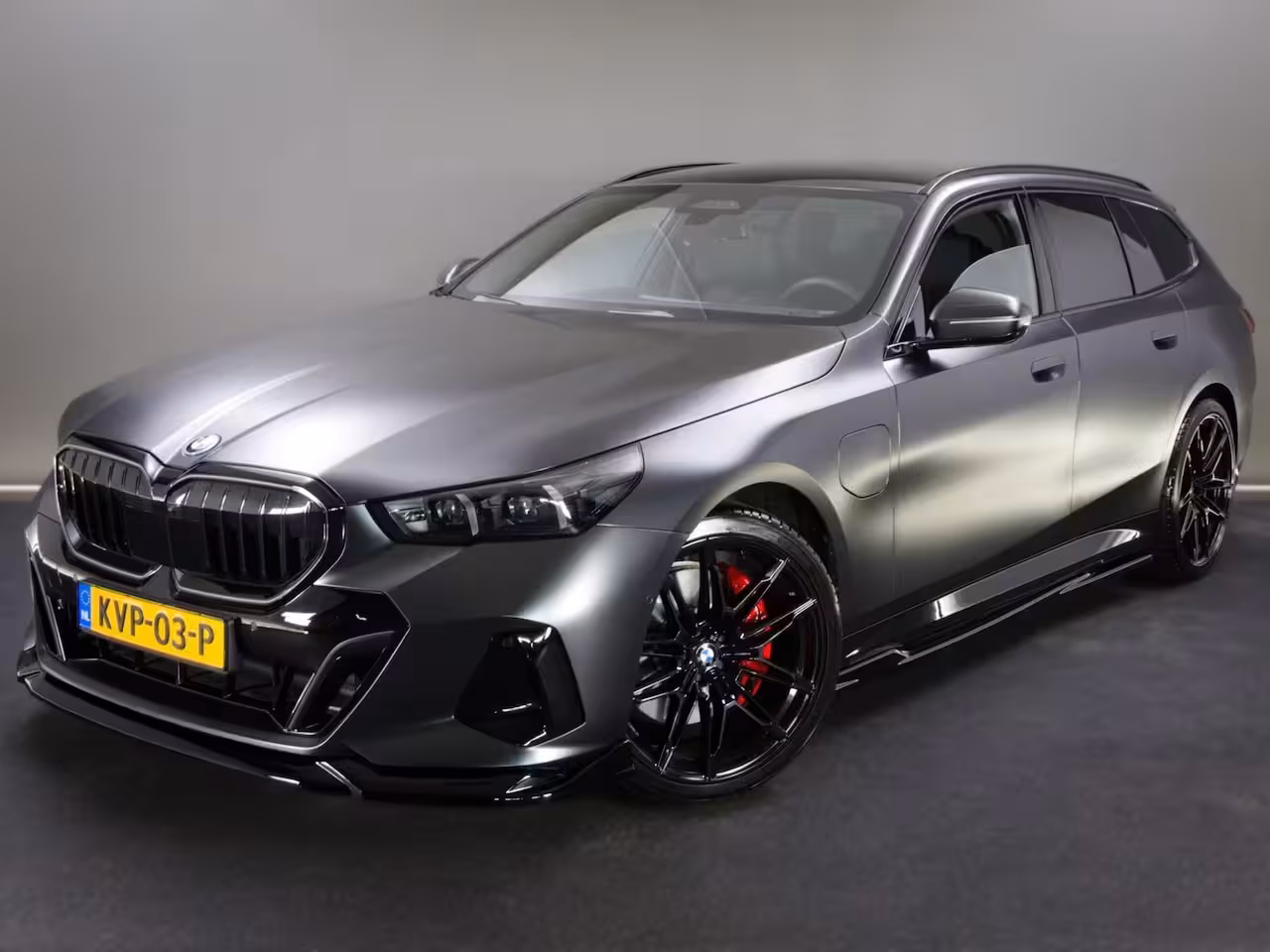 BMW 5-serie Touring 550e xDrive M-Sport (MAXTON, 4-WIELBESTURING, PANO, HARMAN/KARDON, STOELVENTILATIE, HEAD-U
