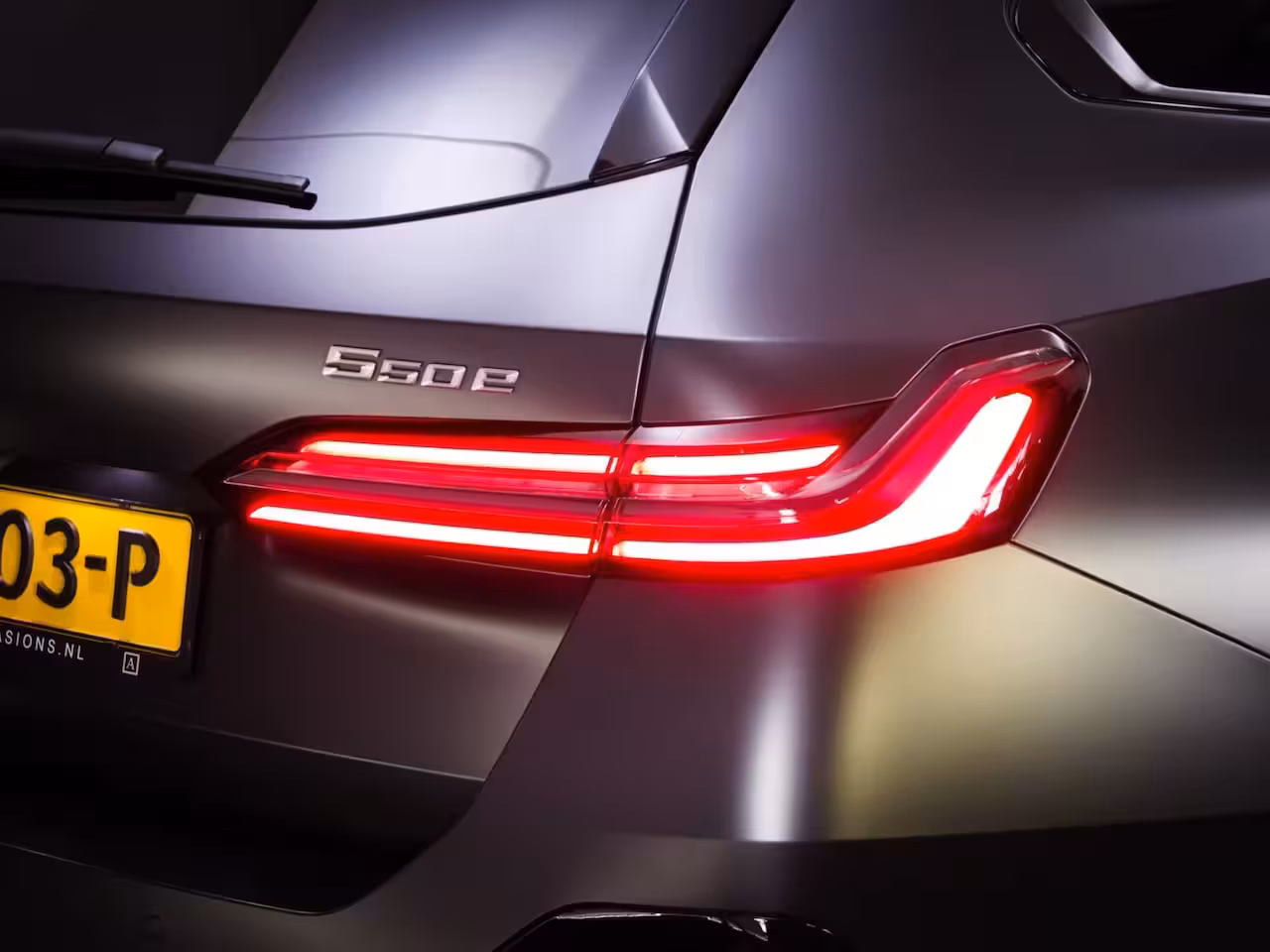 BMW 5-serie Touring 550e xDrive M-Sport (MAXTON, 4-WIELBESTURING, PANO, HARMAN/KARDON, STOELVENTILATIE, HEAD-U