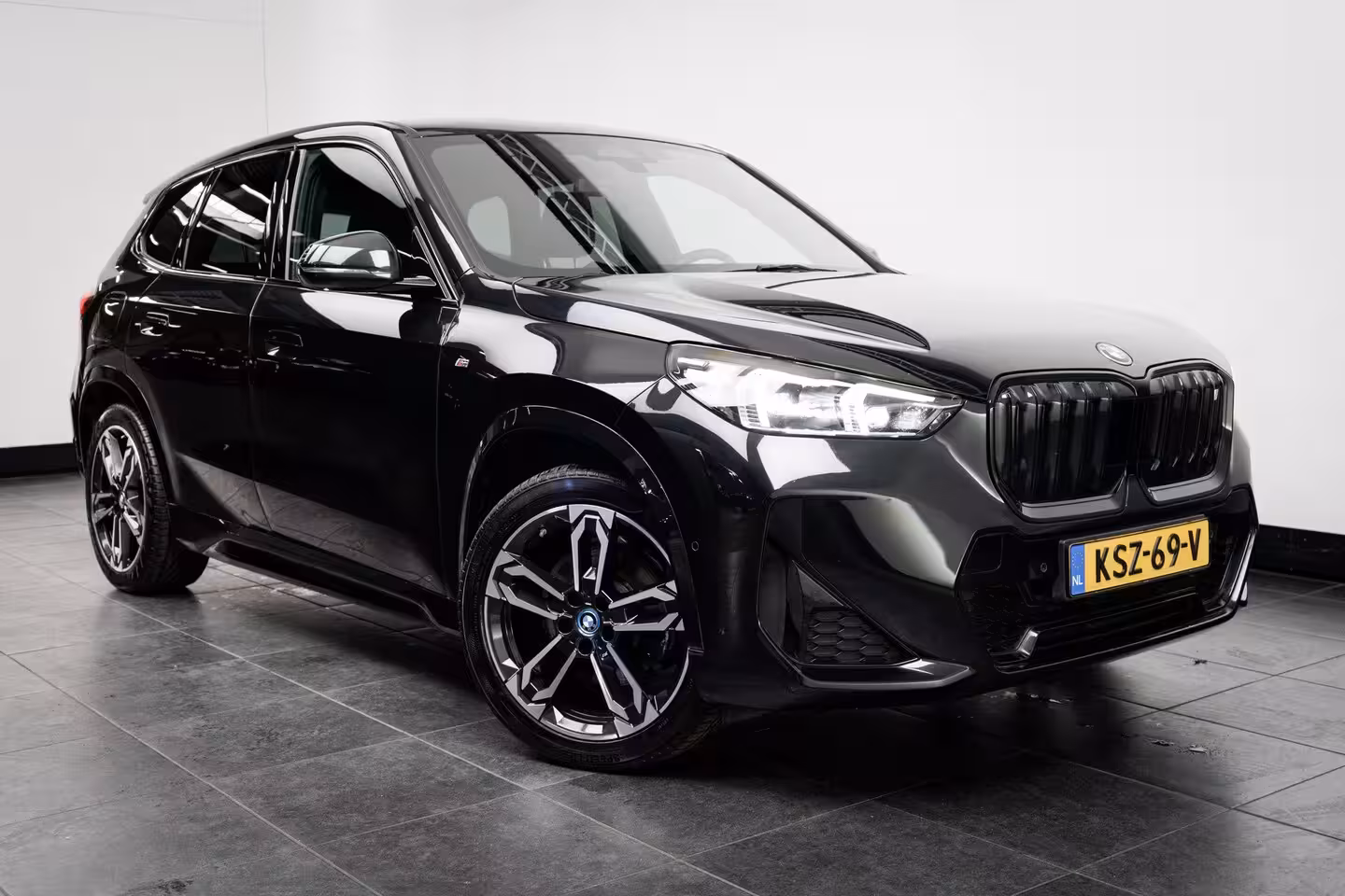 BMW iX1 xDrive30 67 kWh M Sport Edition 313PK | M- Sport | Stoel+Stuurwielverwarming | Camer Achte