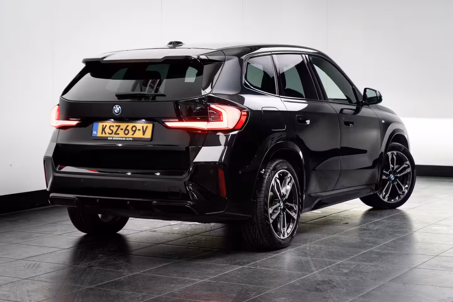 BMW iX1 xDrive30 67 kWh M Sport Edition 313PK | M- Sport | Stoel+Stuurwielverwarming | Camer Achte