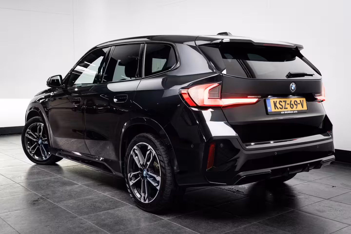BMW iX1 xDrive30 67 kWh M Sport Edition 313PK | M- Sport | Stoel+Stuurwielverwarming | Camer Achte