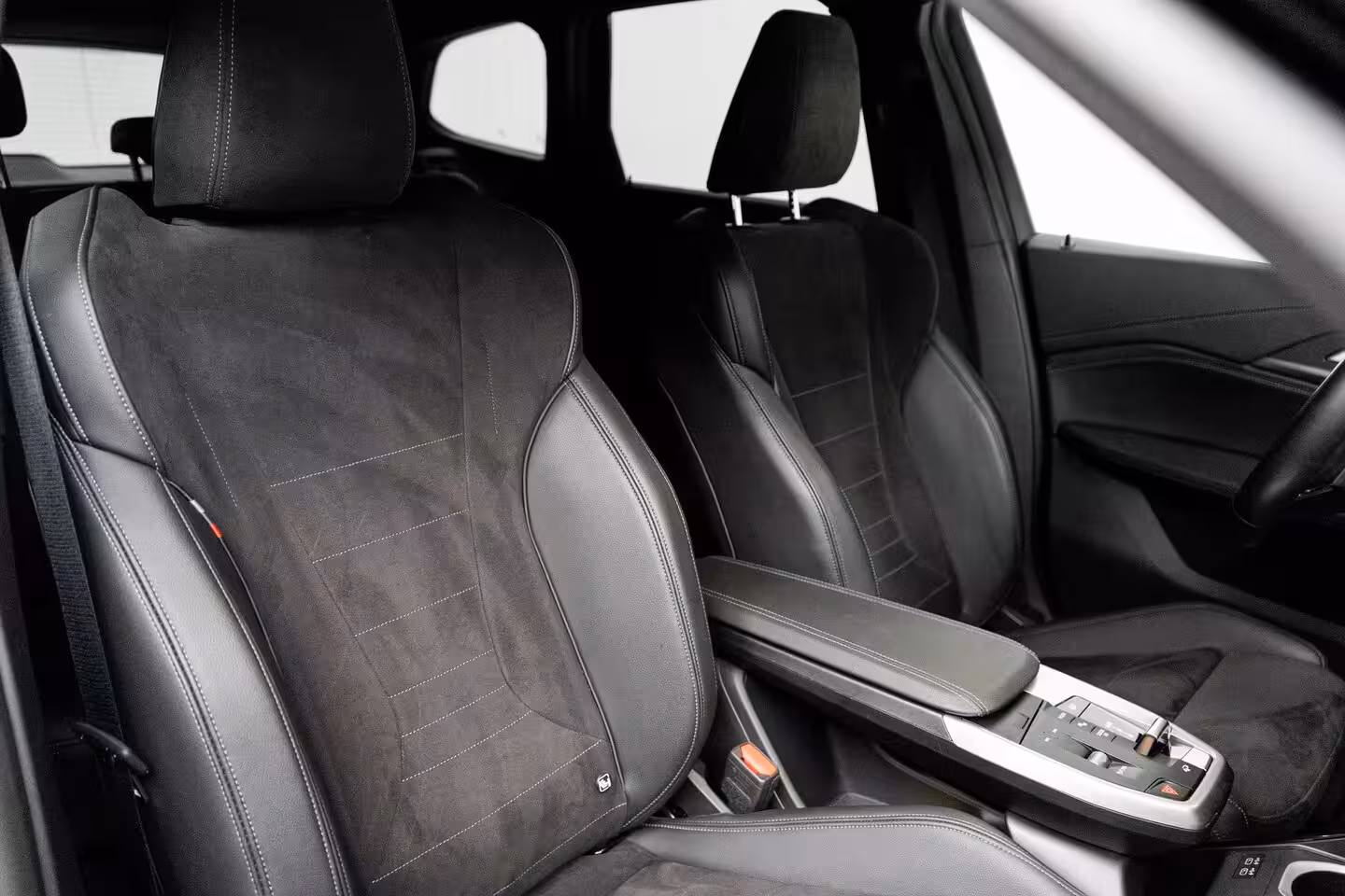 BMW iX1 xDrive30 67 kWh M Sport Edition 313PK | M- Sport | Stoel+Stuurwielverwarming | Camer Achte