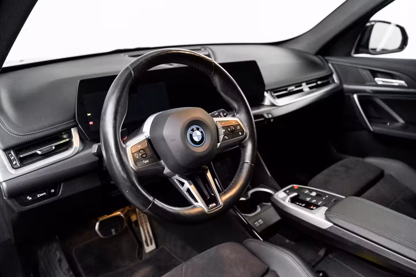 BMW iX1 xDrive30 67 kWh M Sport Edition 313PK | M- Sport | Stoel+Stuurwielverwarming | Camer Achte