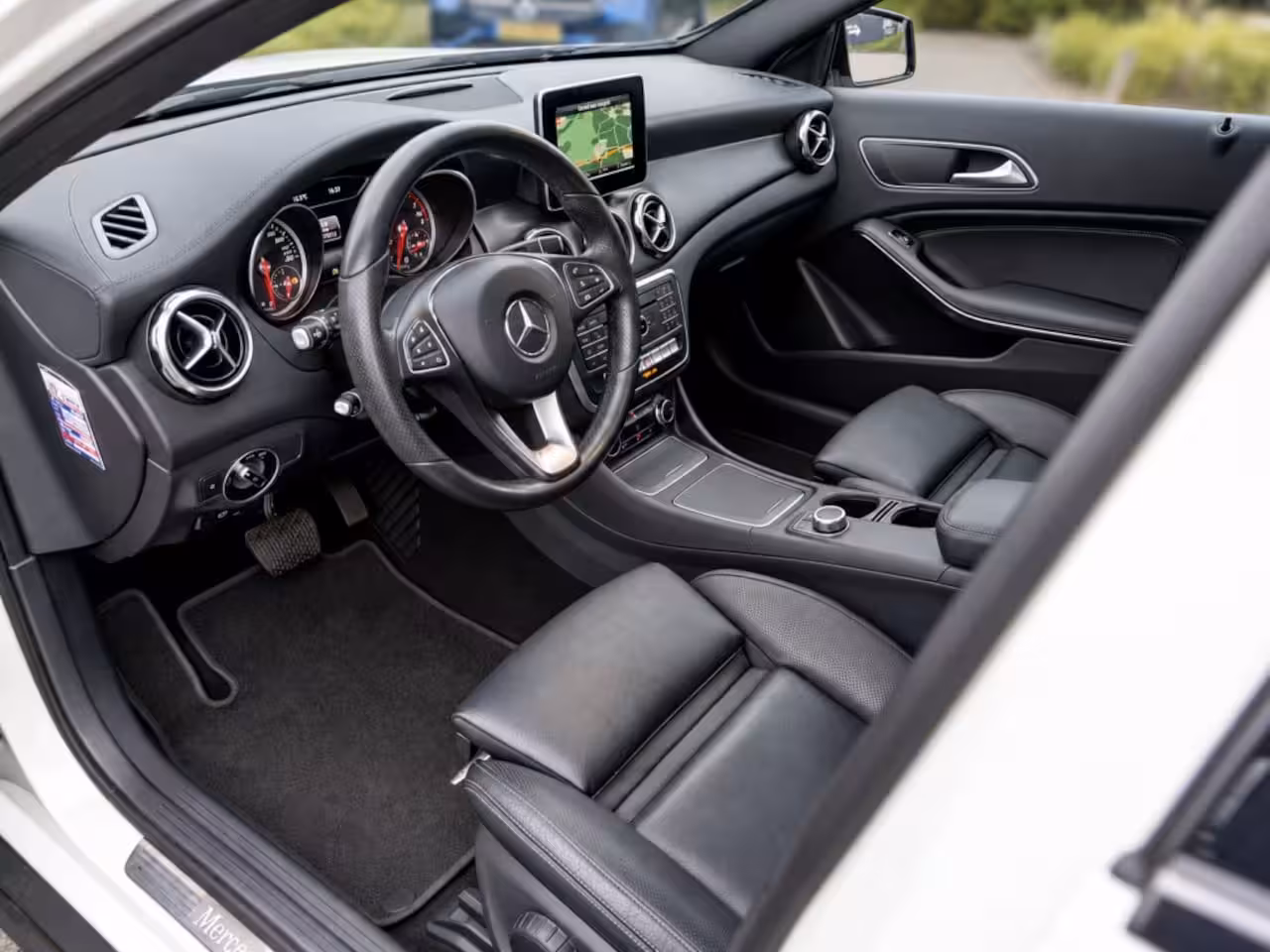 Mercedes-Benz GLA-Klasse GLA 180 Urban | Night | Pano | Leer | 360 camera | Stoelverwarming