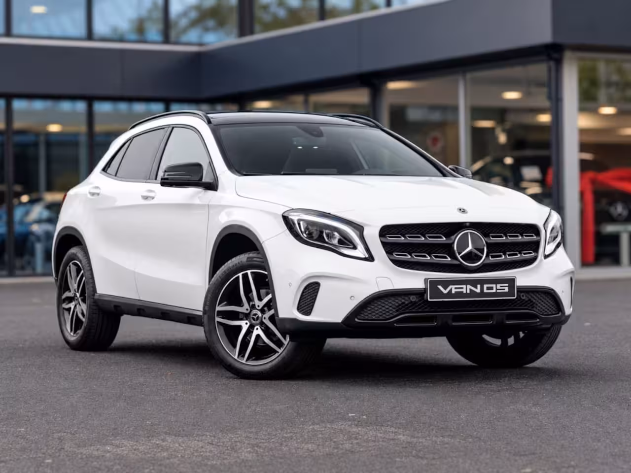 Mercedes-Benz GLA-Klasse GLA 180 Urban | Night | Pano | Leer | 360 camera | Stoelverwarming