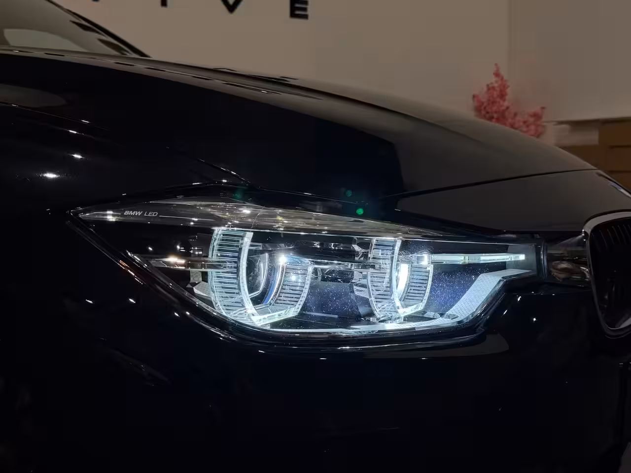 BMW 3-serie Touring 320i xDrive ACC ASSIST COGNACLEDER KEYLESS STOELVER. 19'' inch NAVI NAP GARANTIE APK
