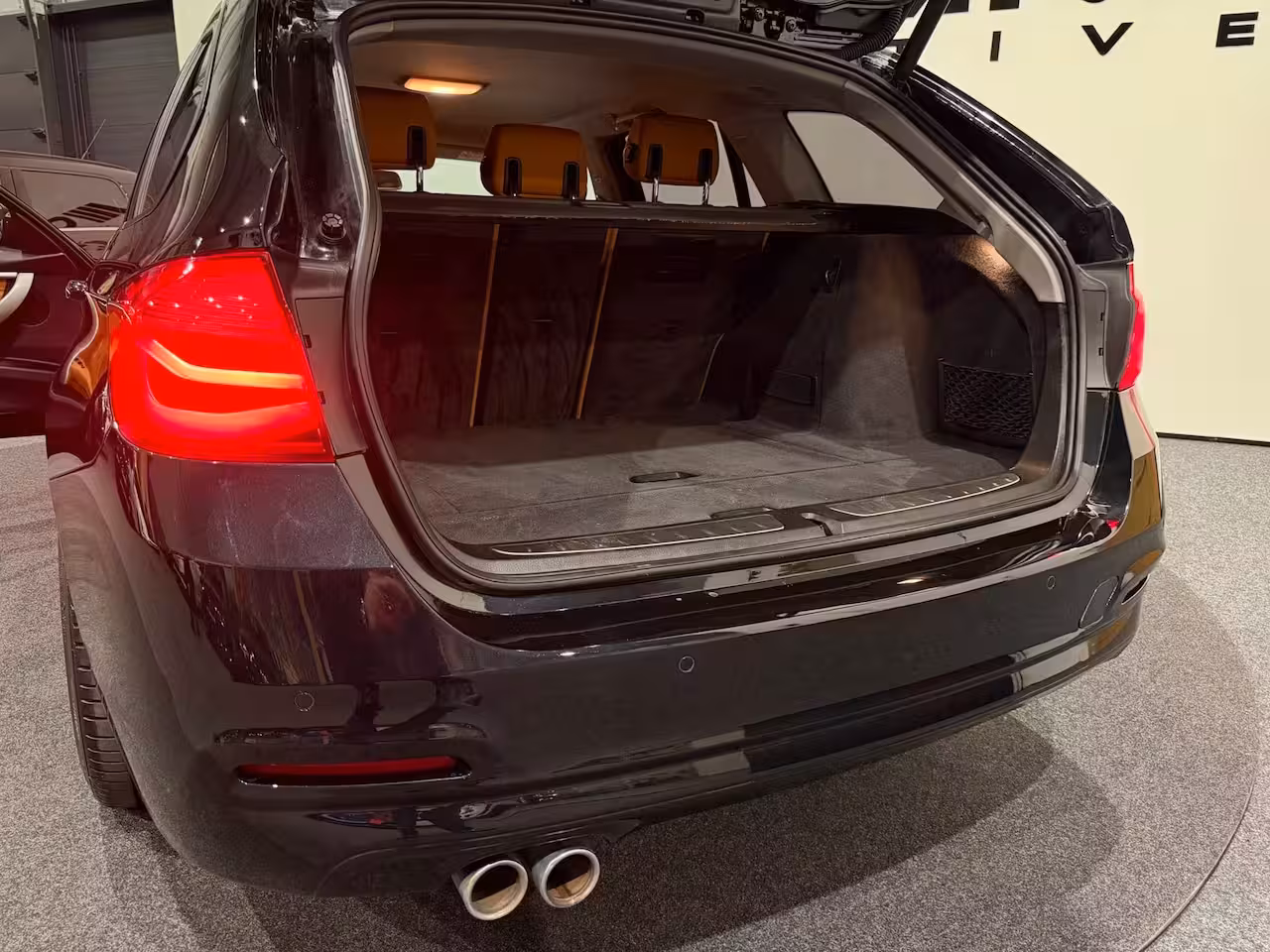 BMW 3-serie Touring 320i xDrive ACC ASSIST COGNACLEDER KEYLESS STOELVER. 19'' inch NAVI NAP GARANTIE APK