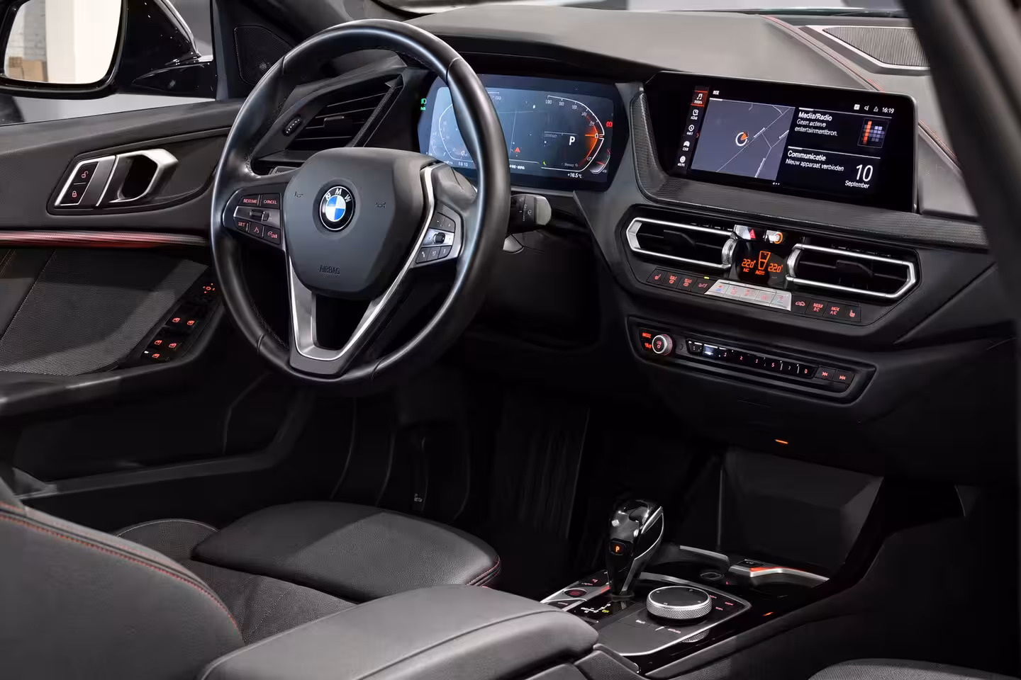 BMW 1-serie 118i Sport | CAMERA | H/K | CarPlay | TRKHAAK |