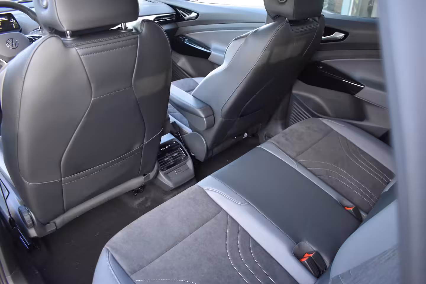 Volkswagen ID.4 Pro Limited Edition | 'App-Connect' draadloze smartphone integratie | Achterbank in ongeli