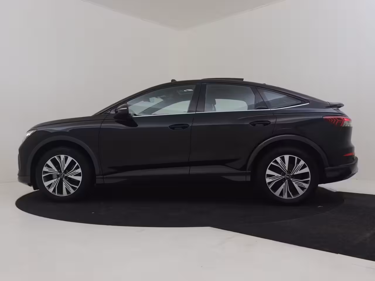 Audi Q4 Sportback e-tron 40 S edition 77 kWh l Lederen bekleding l Panoramadak l Stoelverwarming l Parkeersensoren