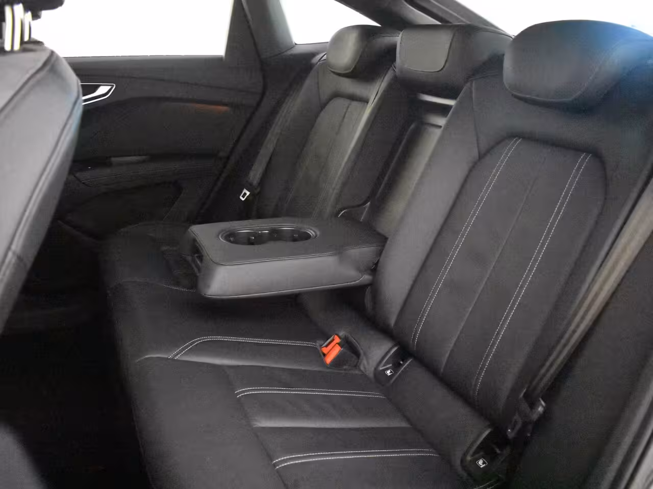 Audi Q4 Sportback e-tron 40 S edition 77 kWh l Lederen bekleding l Panoramadak l Stoelverwarming l Parkeersensoren