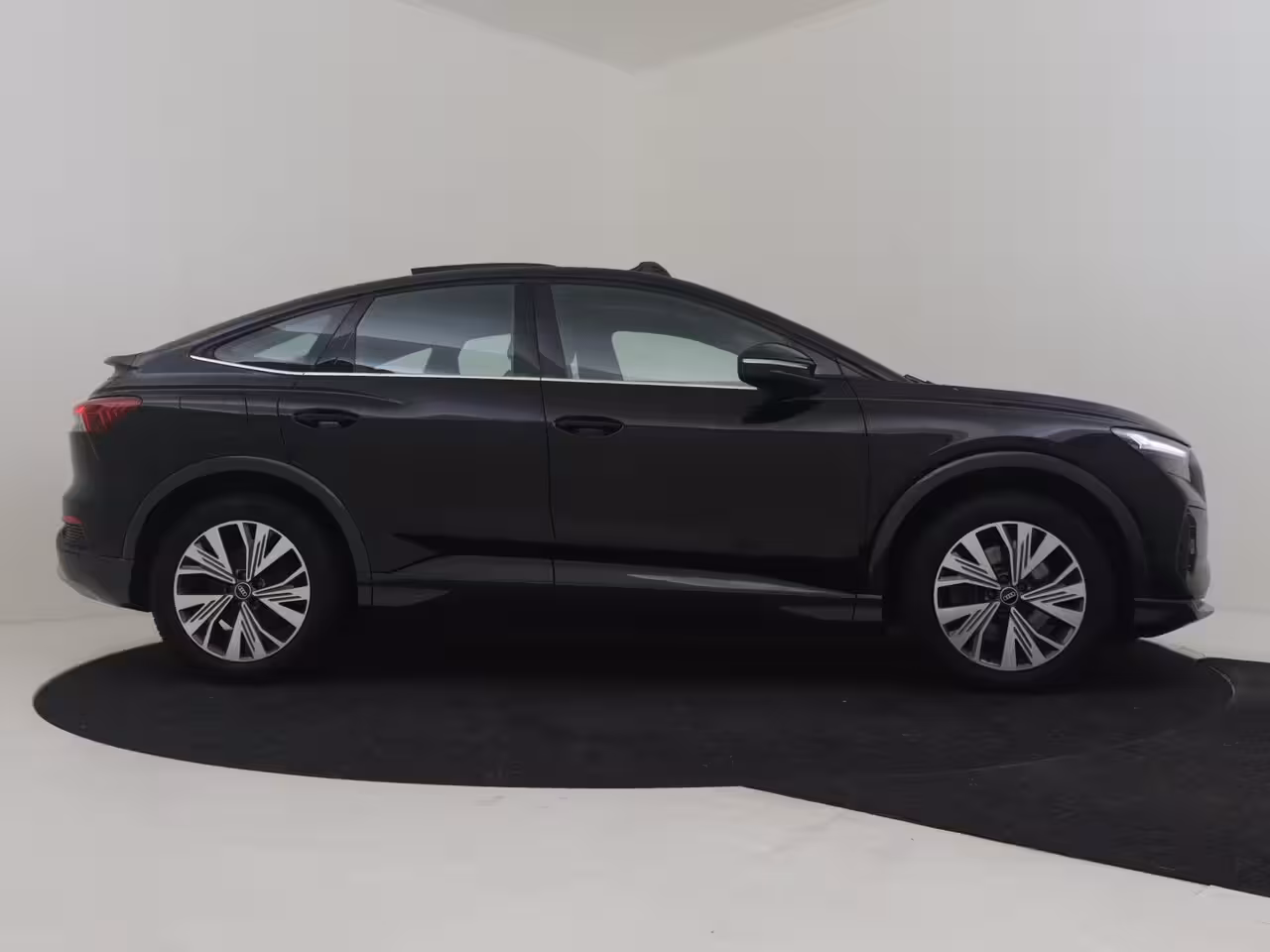 Audi Q4 Sportback e-tron 40 S edition 77 kWh l Lederen bekleding l Panoramadak l Stoelverwarming l Parkeersensoren