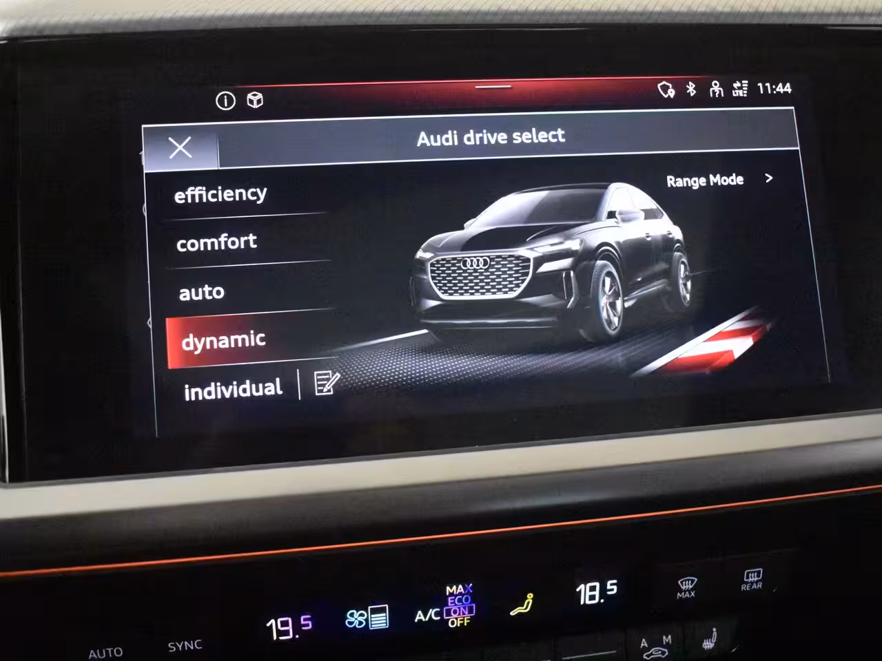 Audi Q4 Sportback e-tron 40 S edition 77 kWh l Lederen bekleding l Panoramadak l Stoelverwarming l Parkeersensoren