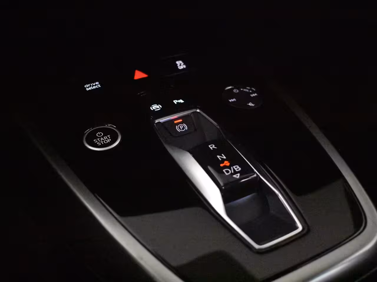 Audi Q4 Sportback e-tron 40 S edition 77 kWh l Lederen bekleding l Panoramadak l Stoelverwarming l Parkeersensoren