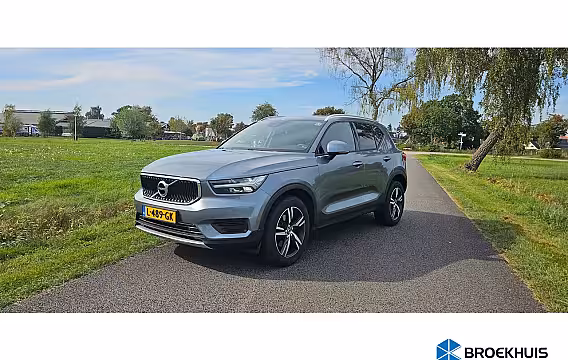 Volvo XC40 2.0 T4 Momentum Pro 1800KG Trekgewicht / Trekhaak / Stuur -en Stoelverwarming / Achterbank
