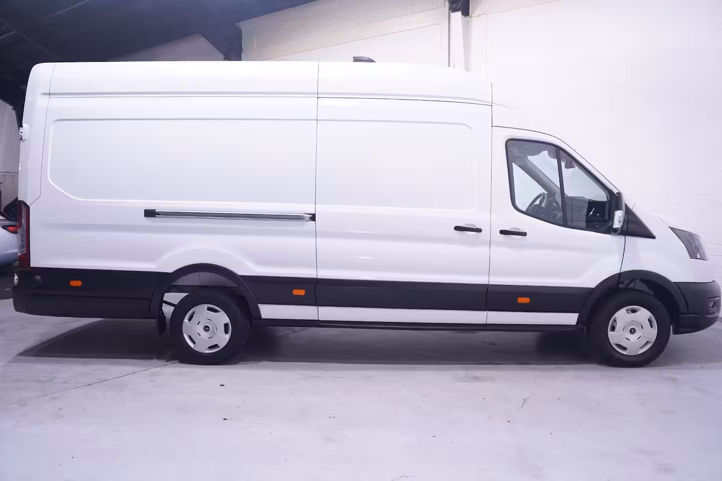 Ford Transit 2.0 TDCi 130 pk L4H3 Nwe Model Airco, Camera Apple Carplay, 270 Graden Deuren, Laadruimte