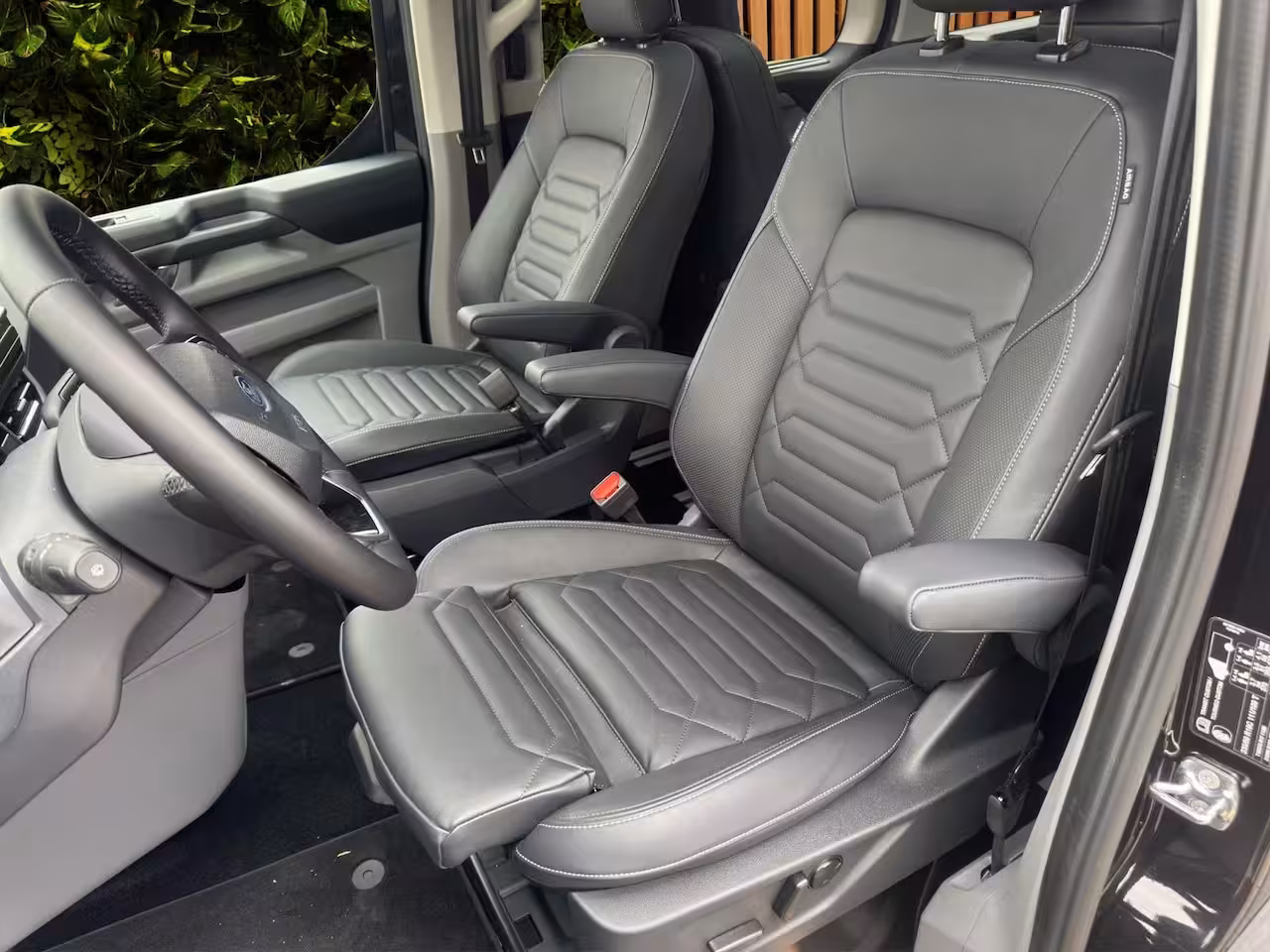 Ford Tourneo Custom PHEV 8-pers. | Luxury Pack Special | Elek. Trekhaak | Pano | AGR | 360 cam. | 1-fase laadk