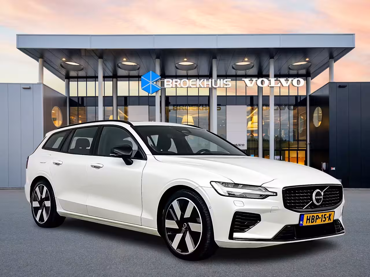 Volvo V60 T6 Recharge Ultra Dark | 19" | Sportstoelen | Trekhaak | Panoramadak | 360 Camera | Harman