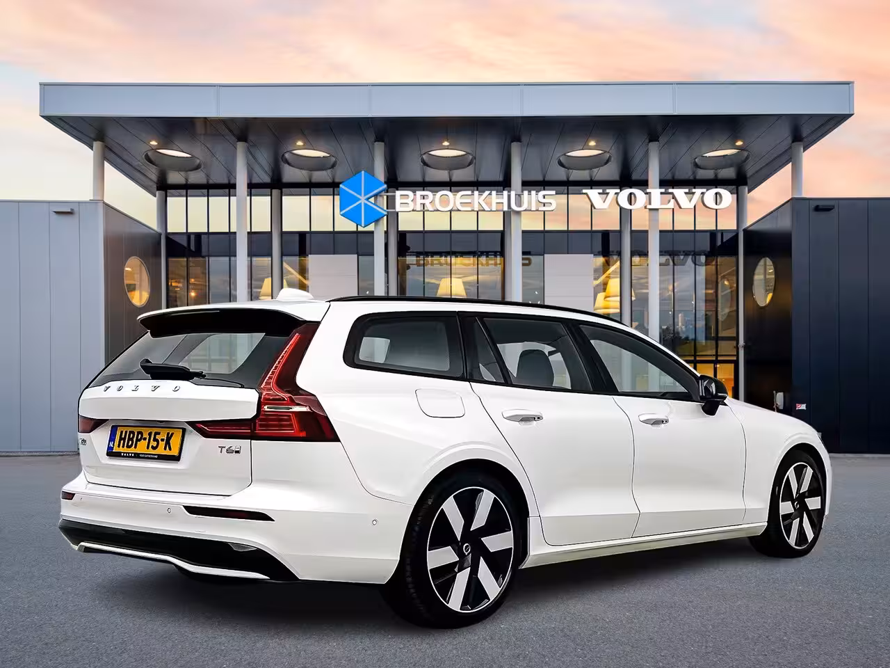 Volvo V60 T6 Recharge Ultra Dark | 19" | Sportstoelen | Trekhaak | Panoramadak | 360 Camera | Harman