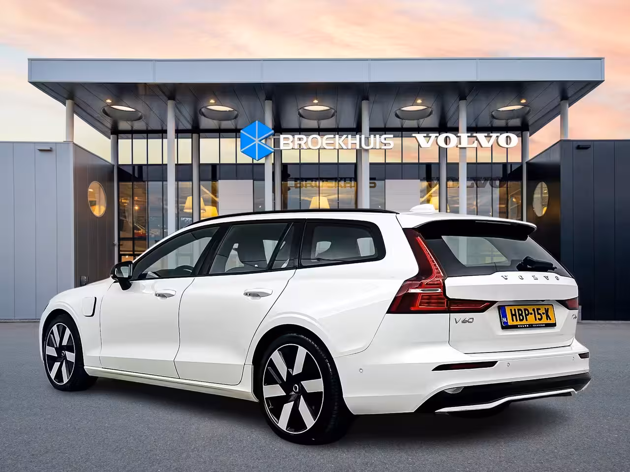 Volvo V60 T6 Recharge Ultra Dark | 19" | Sportstoelen | Trekhaak | Panoramadak | 360 Camera | Harman
