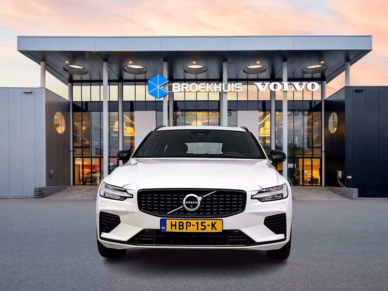 Volvo V60 T6 Recharge Ultra Dark | 19" | Sportstoelen | Trekhaak | Panoramadak | 360 Camera | Harman