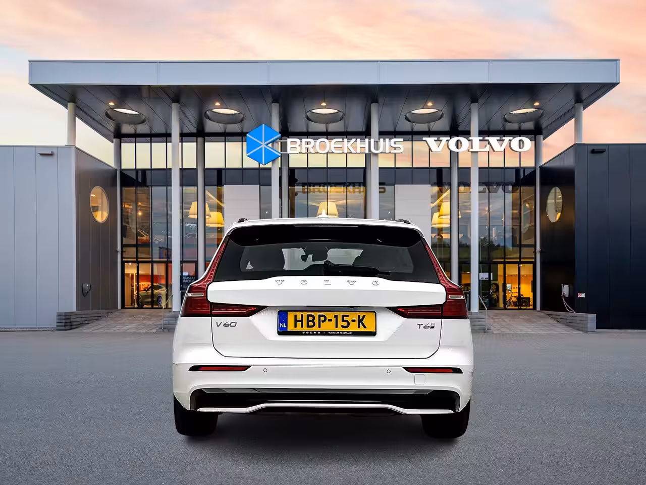 Volvo V60 T6 Recharge Ultra Dark | 19" | Sportstoelen | Trekhaak | Panoramadak | 360 Camera | Harman