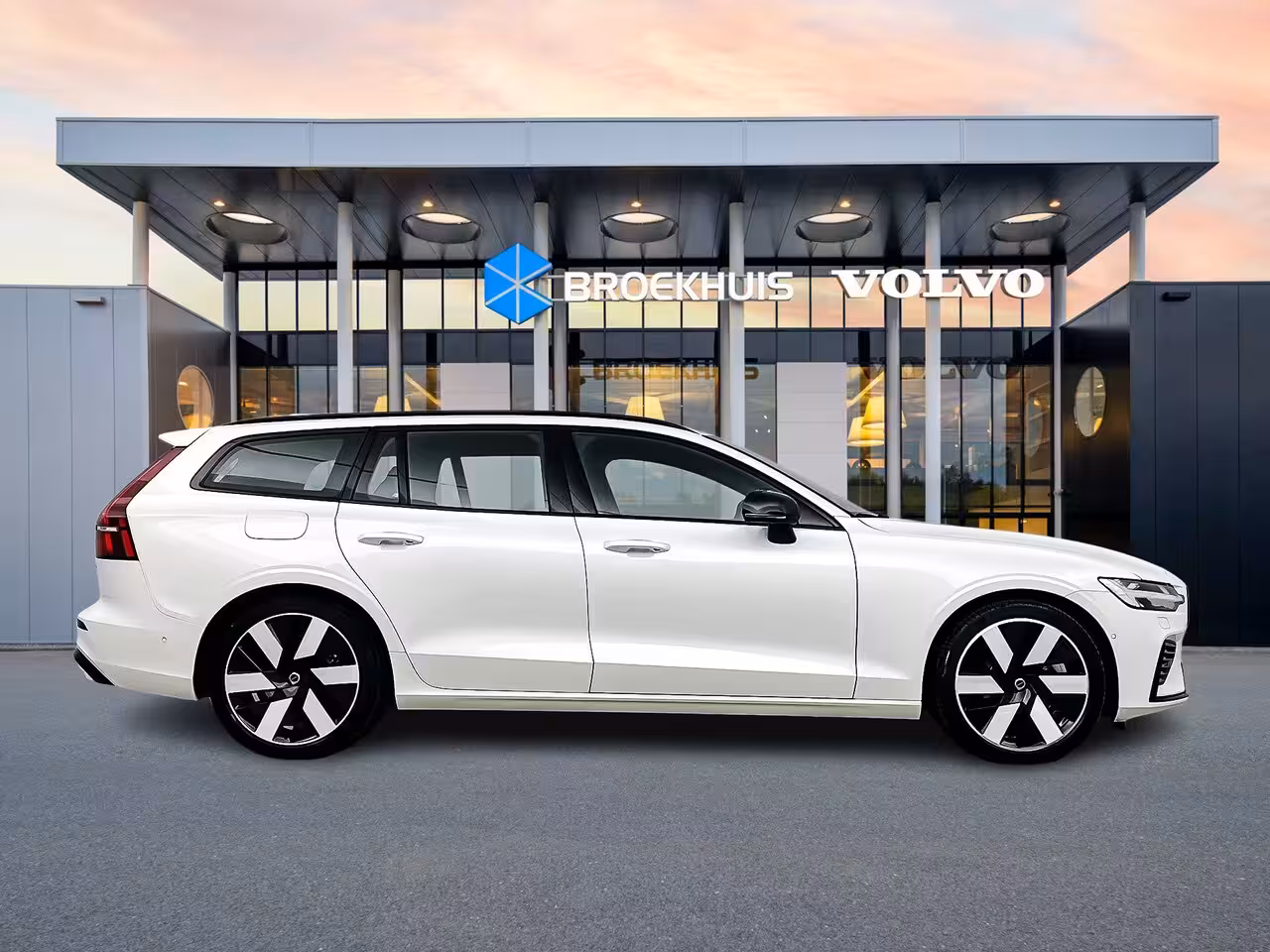Volvo V60 T6 Recharge Ultra Dark | 19" | Sportstoelen | Trekhaak | Panoramadak | 360 Camera | Harman