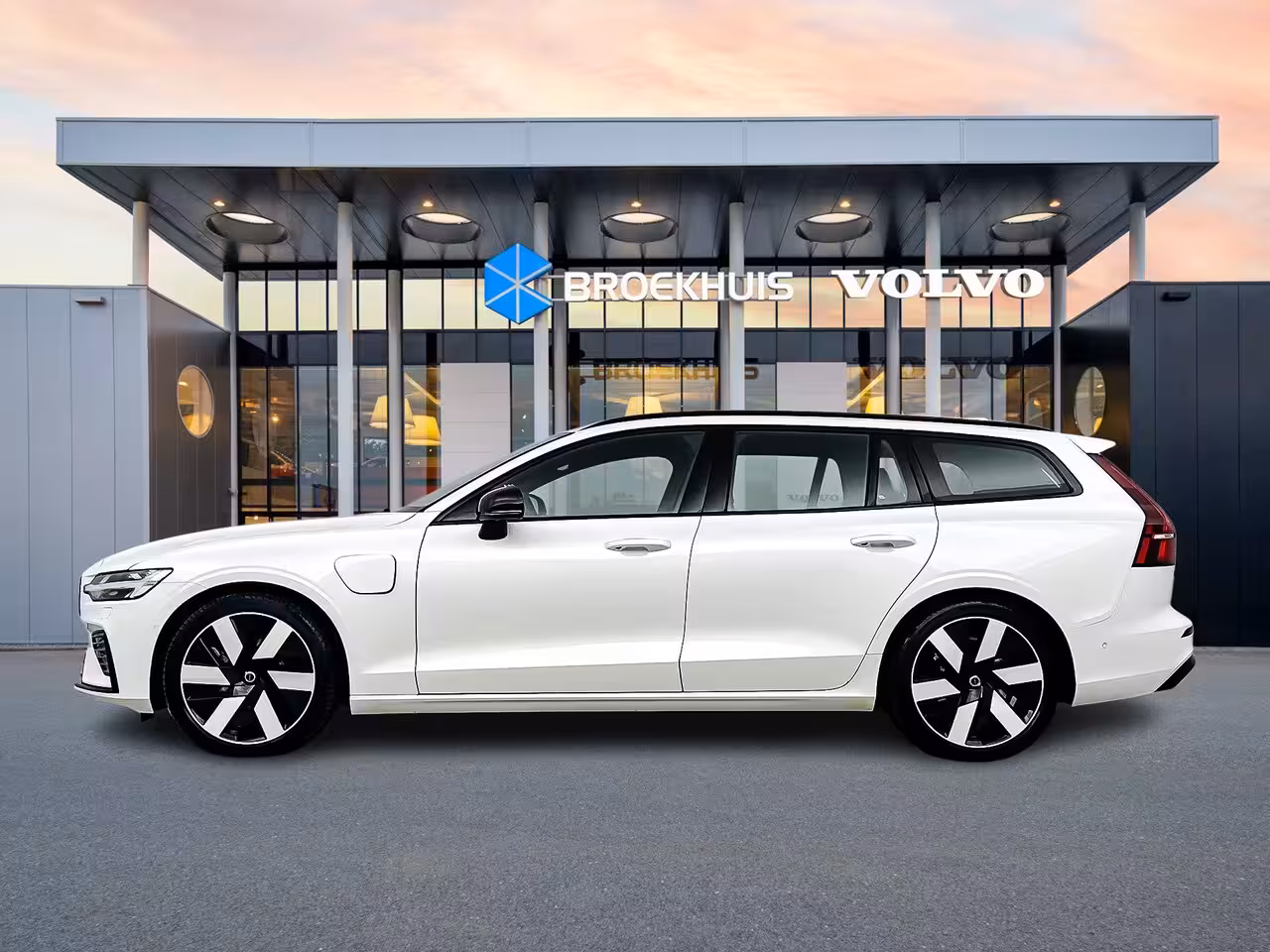 Volvo V60 T6 Recharge Ultra Dark | 19" | Sportstoelen | Trekhaak | Panoramadak | 360 Camera | Harman