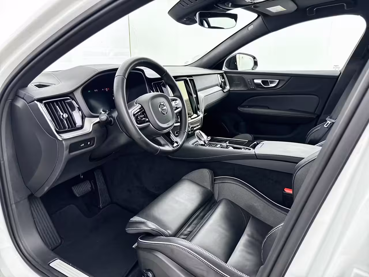 Volvo V60 T6 Recharge Ultra Dark | 19" | Sportstoelen | Trekhaak | Panoramadak | 360 Camera | Harman
