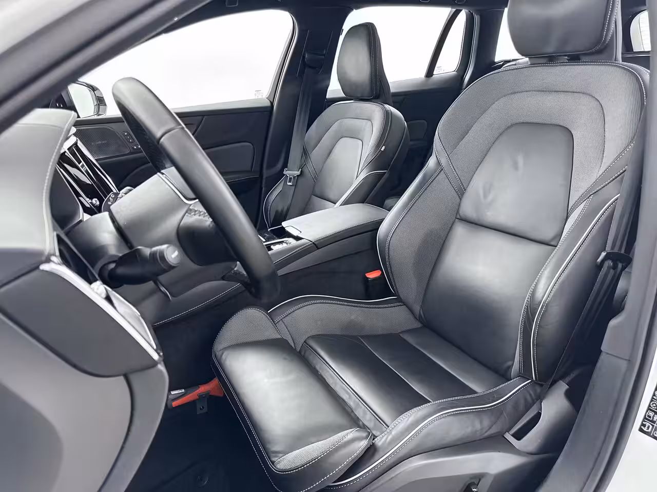 Volvo V60 T6 Recharge Ultra Dark | 19" | Sportstoelen | Trekhaak | Panoramadak | 360 Camera | Harman