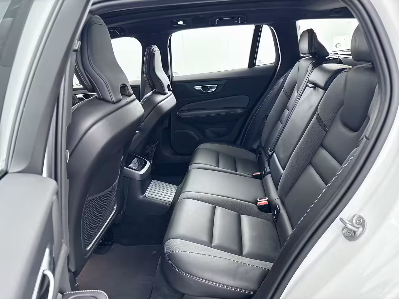 Volvo V60 T6 Recharge Ultra Dark | 19" | Sportstoelen | Trekhaak | Panoramadak | 360 Camera | Harman