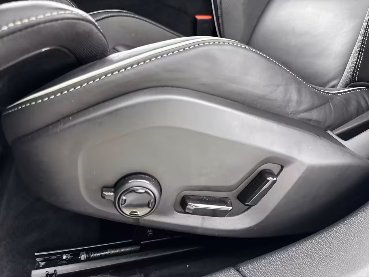 Volvo V60 T6 Recharge Ultra Dark | 19" | Sportstoelen | Trekhaak | Panoramadak | 360 Camera | Harman