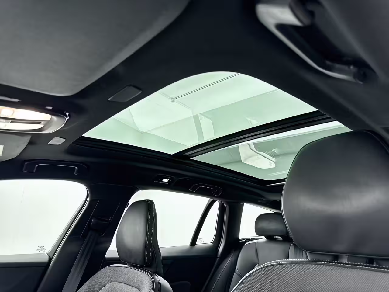 Volvo V60 T6 Recharge Ultra Dark | 19" | Sportstoelen | Trekhaak | Panoramadak | 360 Camera | Harman