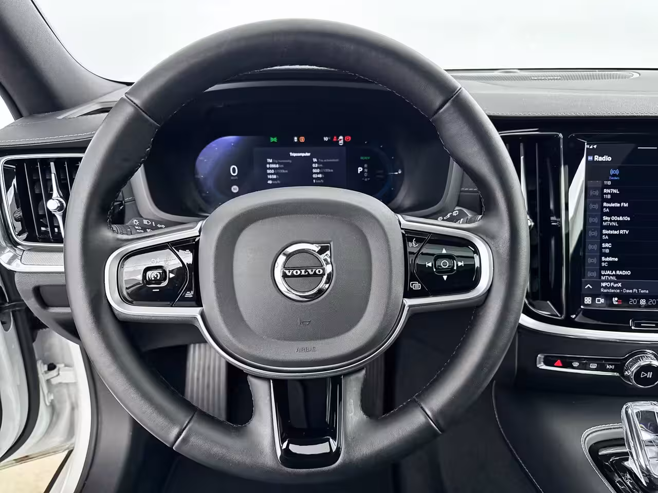 Volvo V60 T6 Recharge Ultra Dark | 19" | Sportstoelen | Trekhaak | Panoramadak | 360 Camera | Harman