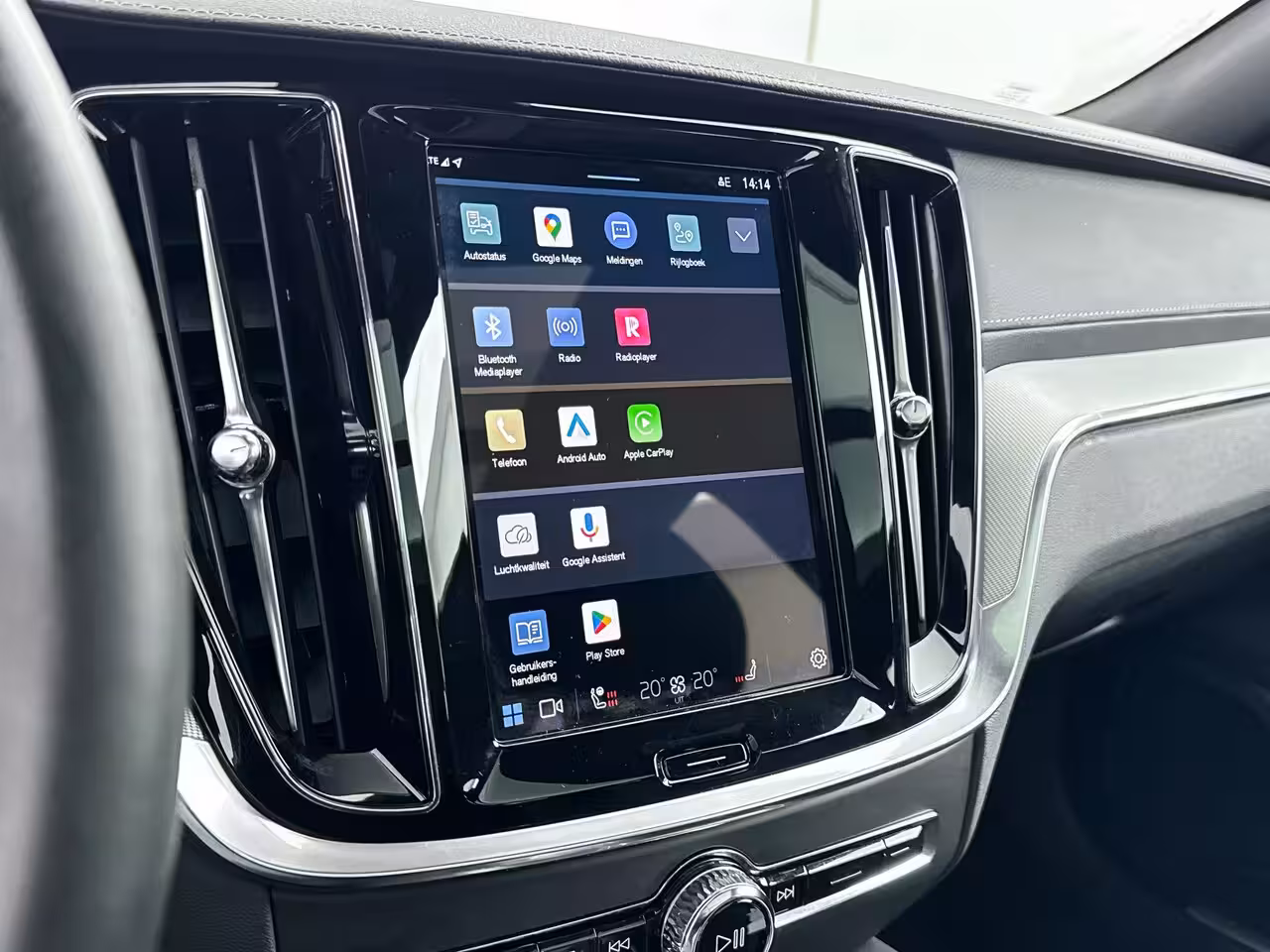 Volvo V60 T6 Recharge Ultra Dark | 19" | Sportstoelen | Trekhaak | Panoramadak | 360 Camera | Harman