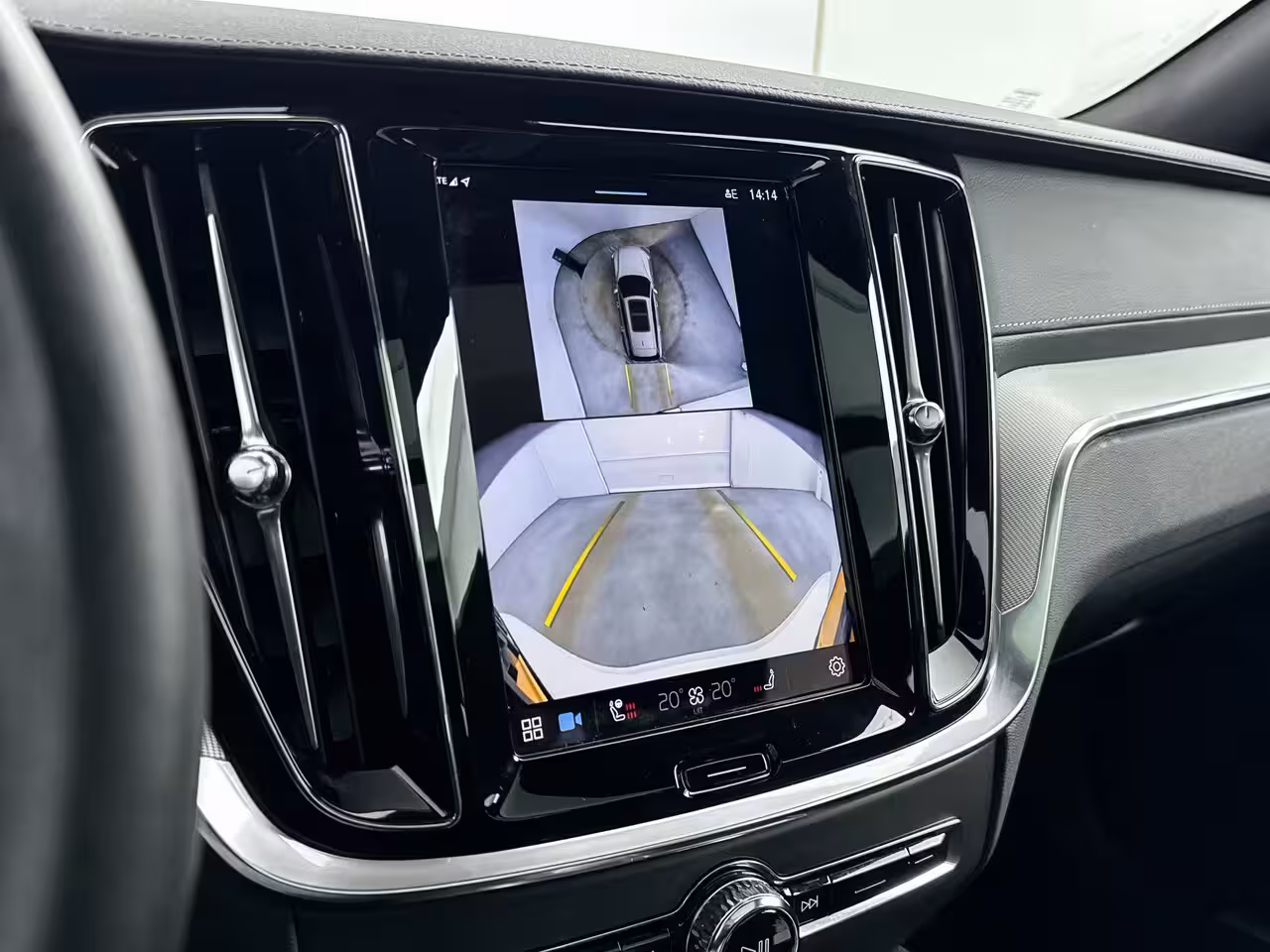 Volvo V60 T6 Recharge Ultra Dark | 19" | Sportstoelen | Trekhaak | Panoramadak | 360 Camera | Harman