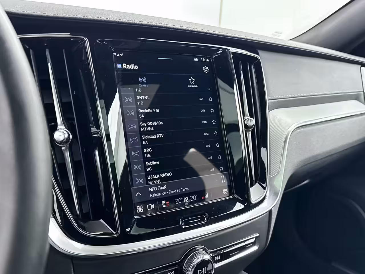 Volvo V60 T6 Recharge Ultra Dark | 19" | Sportstoelen | Trekhaak | Panoramadak | 360 Camera | Harman