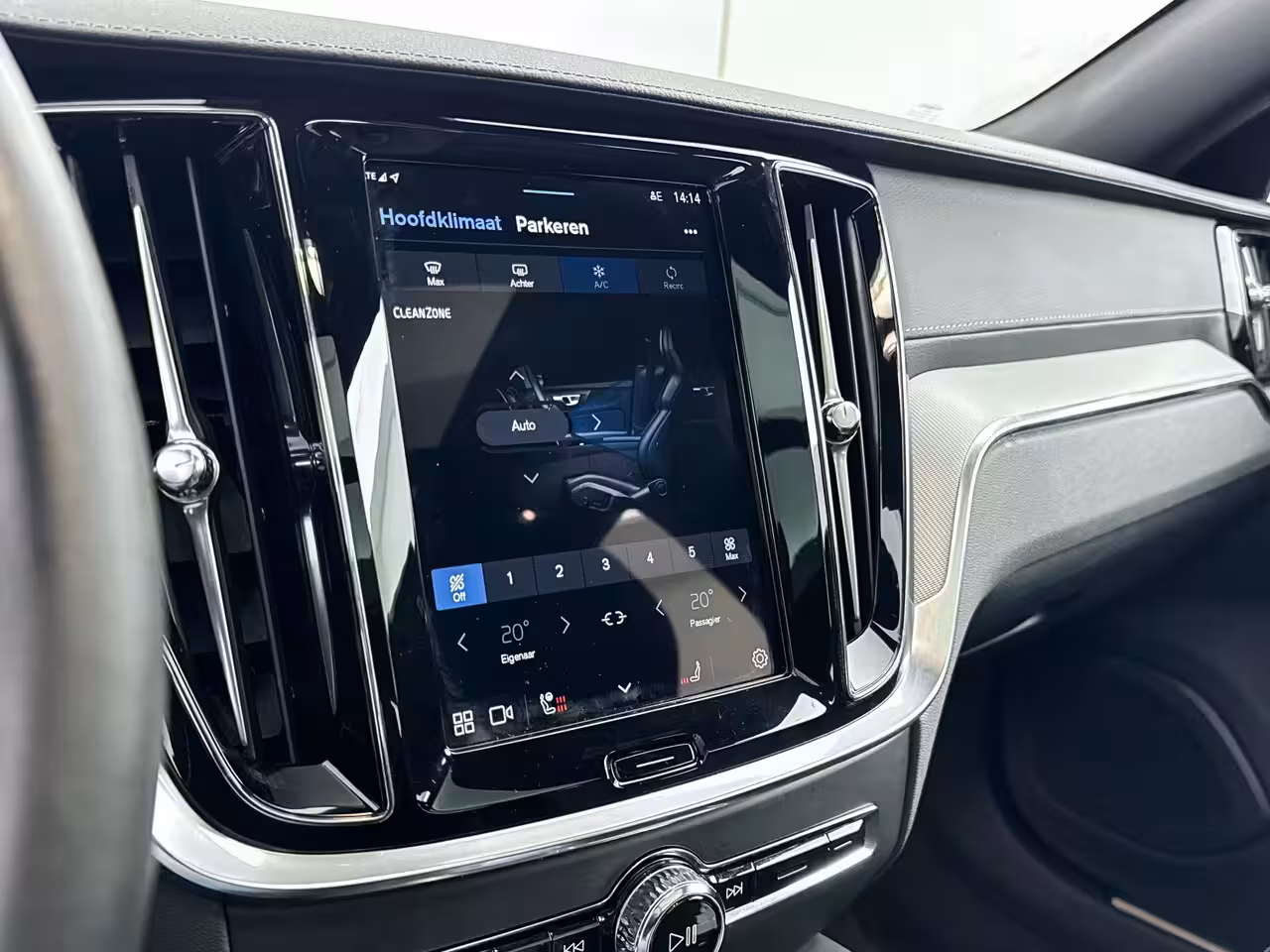 Volvo V60 T6 Recharge Ultra Dark | 19" | Sportstoelen | Trekhaak | Panoramadak | 360 Camera | Harman