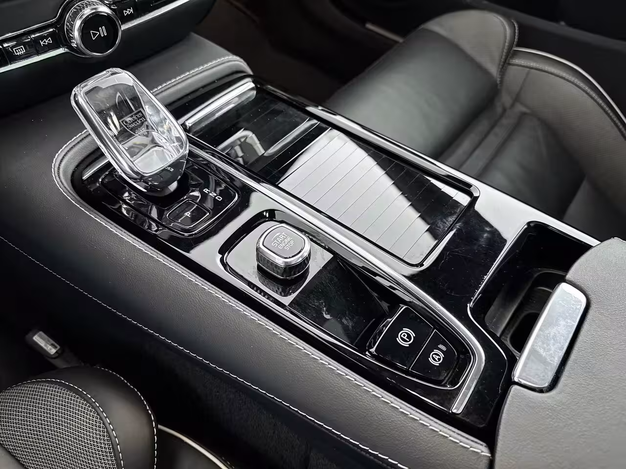 Volvo V60 T6 Recharge Ultra Dark | 19" | Sportstoelen | Trekhaak | Panoramadak | 360 Camera | Harman