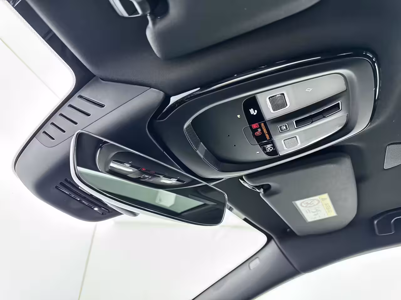 Volvo V60 T6 Recharge Ultra Dark | 19" | Sportstoelen | Trekhaak | Panoramadak | 360 Camera | Harman