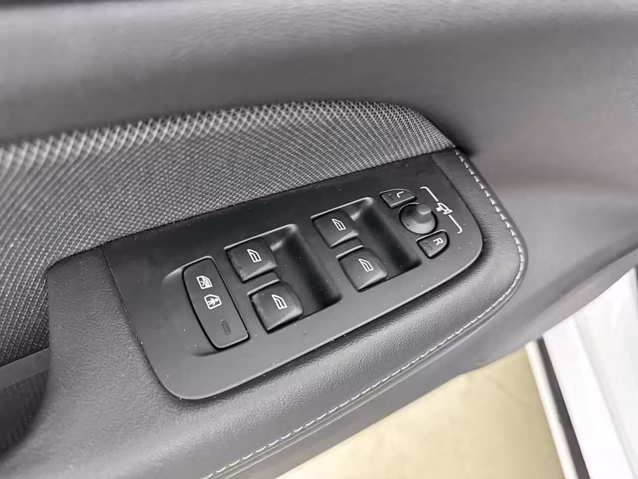 Volvo V60 T6 Recharge Ultra Dark | 19" | Sportstoelen | Trekhaak | Panoramadak | 360 Camera | Harman