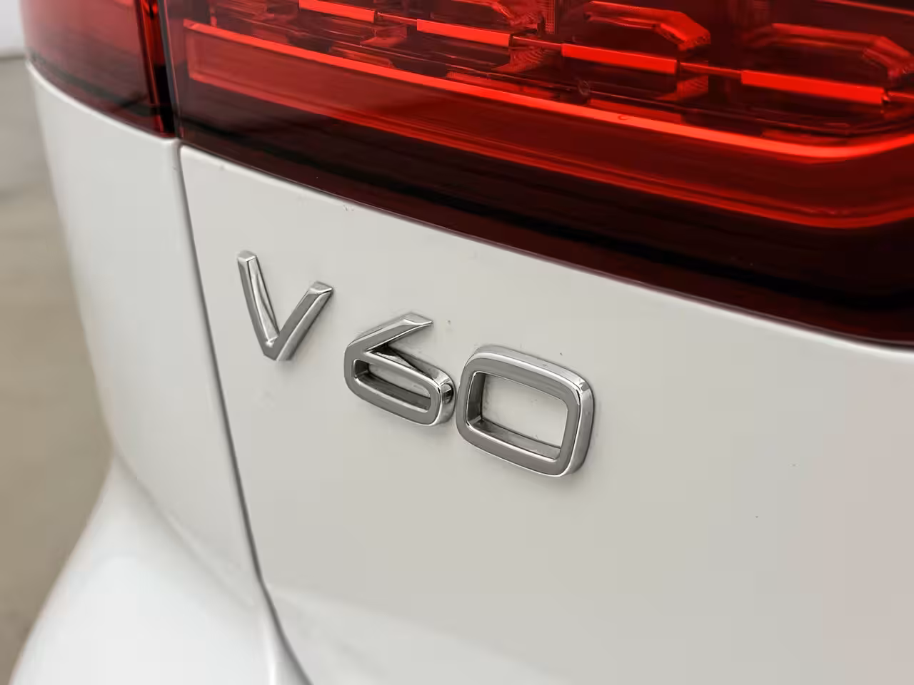 Volvo V60 T6 Recharge Ultra Dark | 19" | Sportstoelen | Trekhaak | Panoramadak | 360 Camera | Harman