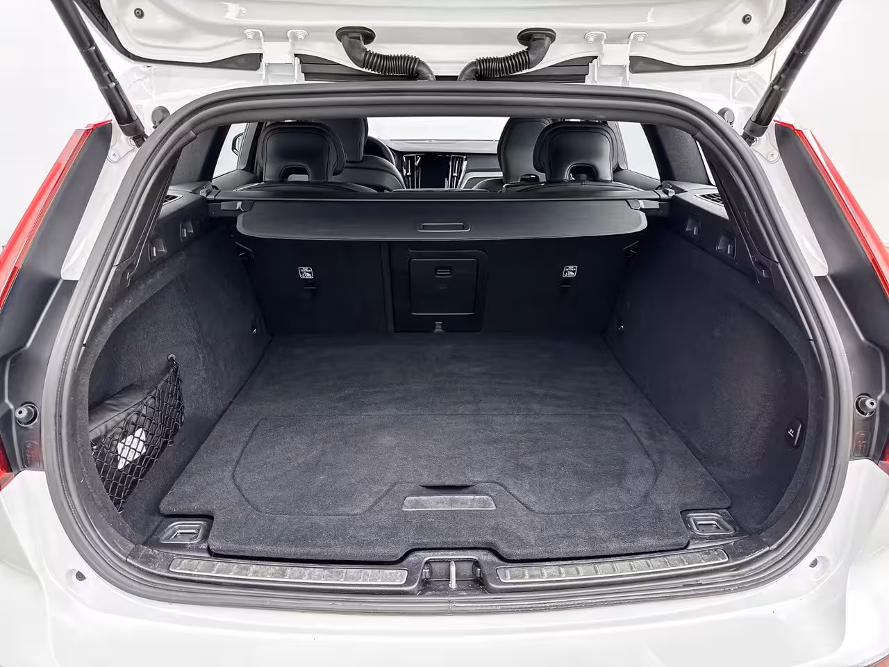 Volvo V60 T6 Recharge Ultra Dark | 19" | Sportstoelen | Trekhaak | Panoramadak | 360 Camera | Harman