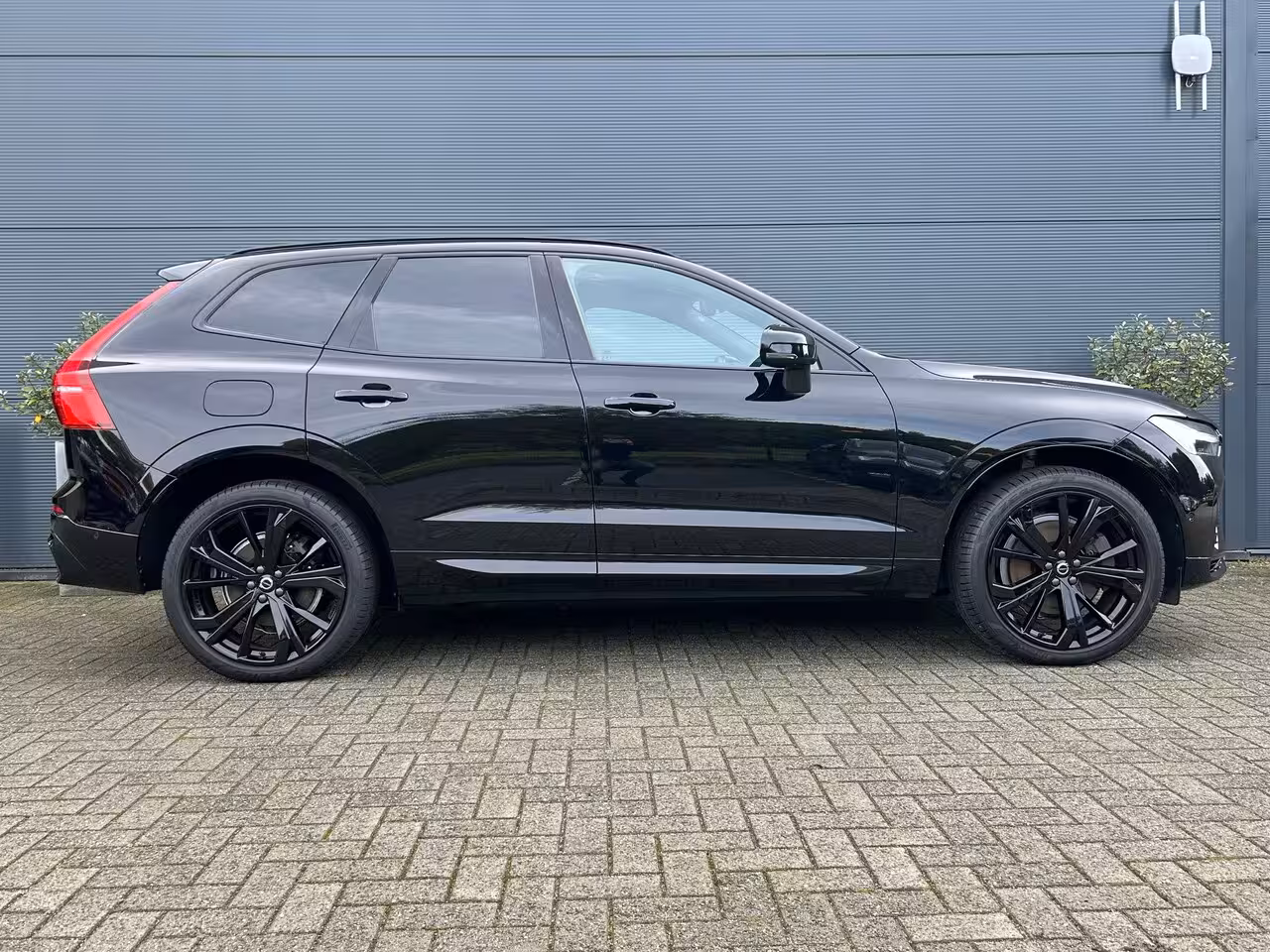 Volvo XC60 2.0 T6 Plug-in hybrid AWD Plus Black Edition | Trekhaak | SoH 96% | Harman/Kardon | Pano |