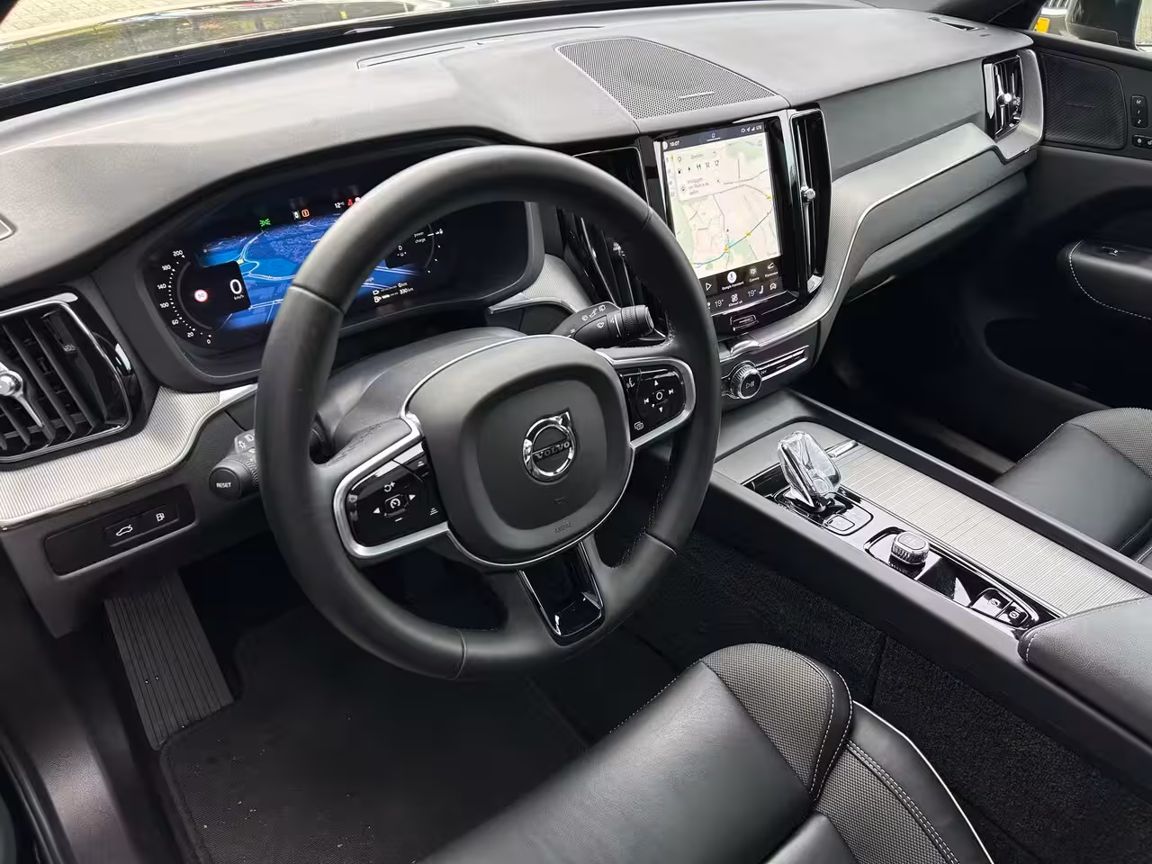 Volvo XC60 2.0 T6 Plug-in hybrid AWD Plus Black Edition | Trekhaak | SoH 96% | Harman/Kardon | Pano |